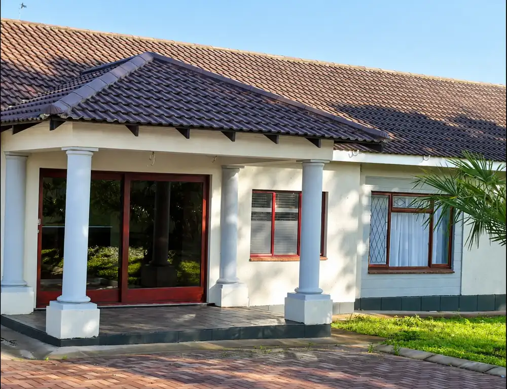 Lake Sands Manor exterior and covered entrance
